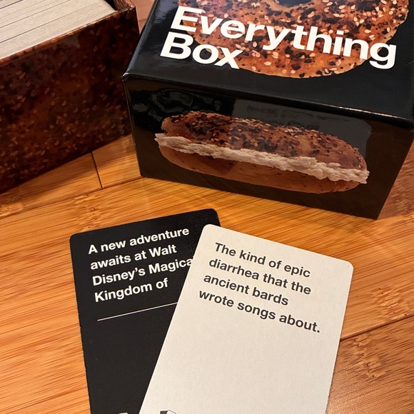 Cards Against Humanity Everything Box - Picture 6 of 6